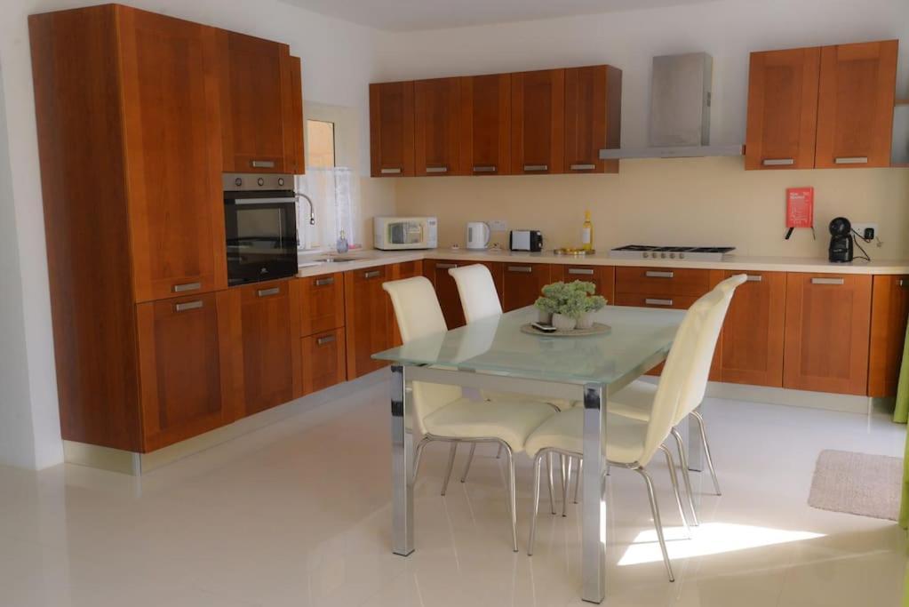 Seafront Duplex Penthouse With Terrace Overlooking Xlendi Bay Eksteriør bilde
